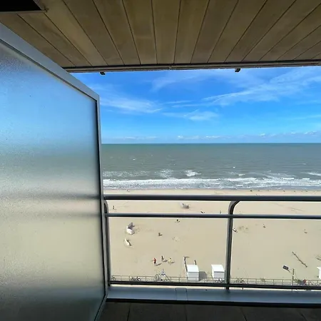 By The Sea With Stunning Views ميدل كيرك