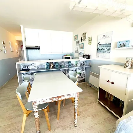 Cozy One-bedroom With Sea View Apartment