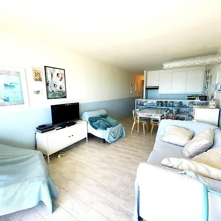 Cozy One-bedroom With Sea View *